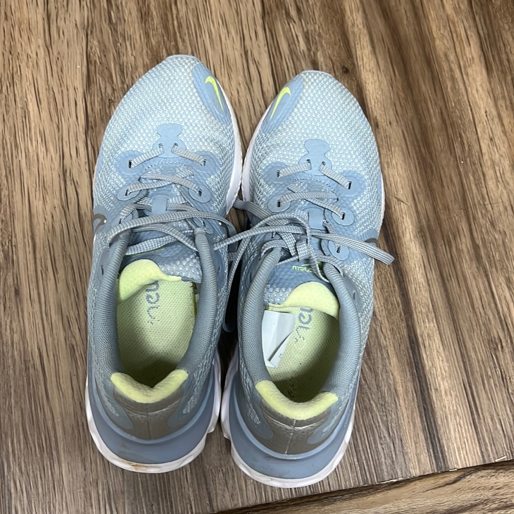 Nike tennis shoes
